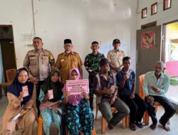 Ringankan Beban Warga, Babinsa Koramil 04/Labuhan Bilik Dampingi Penyaluran BLT di Desa Telaga Suka