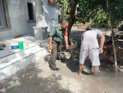 Babinsa Desa S3 Laksanakan Komsos dan Gotong Royong Bangun Rumah Warga