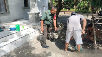 Babinsa Desa S3 Laksanakan Komsos dan Gotong Royong Bangun Rumah Warga
