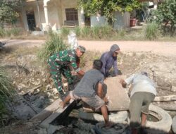 Babinsa Koramil 04/Labuhan Bilik Gotong-royong Bantu Warga Desa Sei Nahodaris Membuat Jembatan