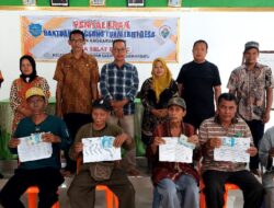 Yakinkan Bantuan Tepat Sasaran, Babinsa Koramil 04/Labuhan Bilik Dampingi Pembagian BLT Untuk Warga Desa Selat Beting