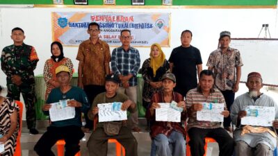 Yakinkan Bantuan Tepat Sasaran, Babinsa Koramil 04/Labuhan Bilik Dampingi Pembagian BLT Untuk Warga Desa Selat Beting