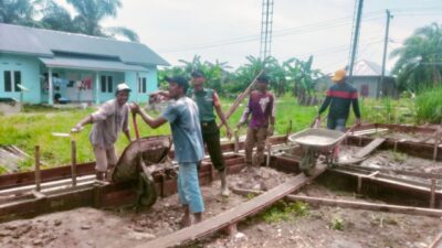 Babinsa Koramil 09/NL dan Warga Binaan Kompak Membantu Bangun Hunian Lebih Baik
