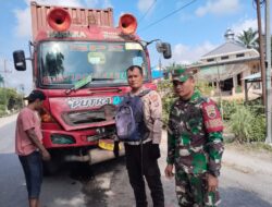 Babinsa Koramil 01/AK Urai Kemacetan Arus Lalu lintas di Gunting Saga