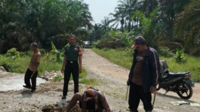 Perkuat Kepedulian Lingkungan, Babinsa Koramil 09/NL dan Warga Perbaiki Saluran Air