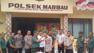 Danramil 06/MB Mayor Inf Kurniawan Edi Saputra dan Camat Marbau Berikan Surprise Hut Bhayangkara ke-79 di Polsek Marbau