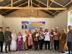 Babinsa Koramil 08/RP Dampingi Penyaluran BLT Dana Desa