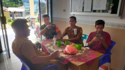 Babinsa Desa Hajoran Ingatkan Staf Desa Pentingnya Disiplin Kerja dan Bebas dari Narkoba