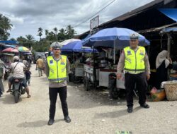 Dekat Dengan Masyarakat Personil Pos Lantas Sibande Laksanakan Patroli Dialogis Di Pasar Rakyat Sibande.
