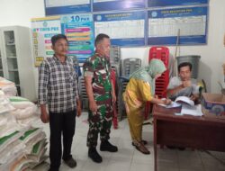 Babinsa Serka Suritno Melaksanakan Pengawasan Pendistribusian Bantuan Pangan di Kelurahan Sei Berombang