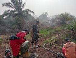 Babinsa Koramil 03/SB dan Bhabinkamtibmas Padamkan Kebakaran Lahan di Desa Sei Lumut