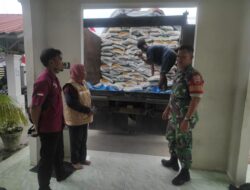 Babinsa Koramil 01/AK dampingi bantuan pangan beras pemerintah pusat di desa Tanjung pasir