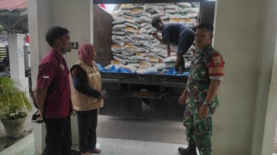 Babinsa Koramil 01/AK dampingi bantuan pangan beras pemerintah pusat di desa Tanjung pasir