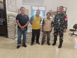Dukung program Pemerintah, Babinsa Koramil 06/MB memdampingin pembagian Bantuan beras di Kecamatan Marbau