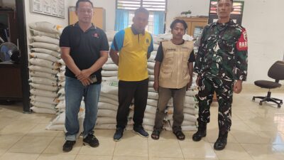 Dukung program Pemerintah, Babinsa Koramil 06/MB memdampingin pembagian Bantuan beras di Kecamatan Marbau