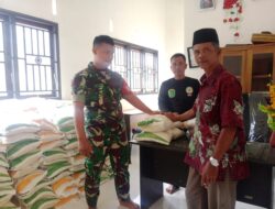 Babinsa Koramil 07/AKB Dampingi Penyaluran Bantuan Beras Pangan Pemerintah