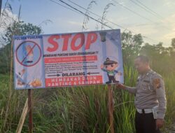 Polsek Tualang Pasang Spanduk Larangan Bakar dan Buang Puntung Rokok di Jalan