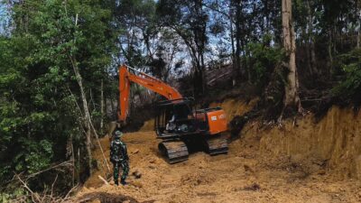 Cuaca Terik Tak Surutkan Semangat Satgas TMMD dan Operator,Pembangunan Jalan Tetap Dikebut