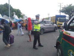 Satlantas Polres Belawan Atur Lalin di Depan Dermaga Bandar Deli