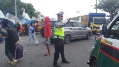 Satlantas Polres Belawan Atur Lalin di Depan Dermaga Bandar Deli