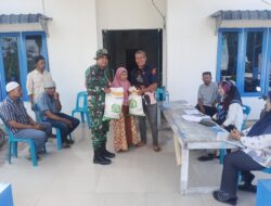 Babinsa Koramil 03/SB Laksanakan Pengawasan Distribusi Bantuan Pangan di Desa Sei Sakat