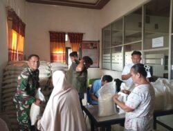 Koramil 01/AK Dampingi Penyaluran Bantuan Beras di Desa Sonomartani