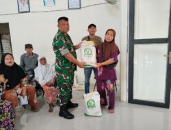 Babinsa Koramil 07/AKB Dampingi Penyaluran Bantuan Beras Pangan Pemerintah Untuk Warga Desa Sungai Raja Kecamatan NA-IX-X