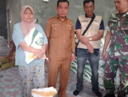 Babinsa Koramil 03/SB Melaksanakan Kegiatan Pengawasan Pendistribusian Bantuan Pangan di Desa Sei Baru