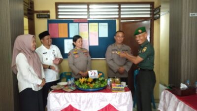 Danramil 07/ AKB dan Camat NA-IX-X Berikan Kejutan Ucapan Selamat Hari Bhayangkara ke-79 di Mapolsek NA-IX-X