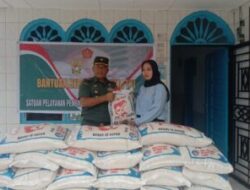 Danramil 01/AK Serahkan Bantuan Beras dari Panglima TNI