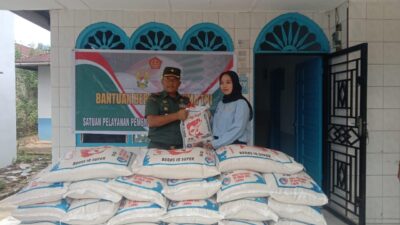 Danramil 01/AK Serahkan Bantuan Beras dari Panglima TNI