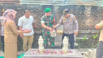 Babinsa Serma Endi Espana dan Forkopimca Ziarah di Makam Tokoh Pemekaran Labura