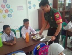 Babinsa Koramil 08/RP Dampingi Kegiatan Pendistribusian Makan Bergizi Gratis