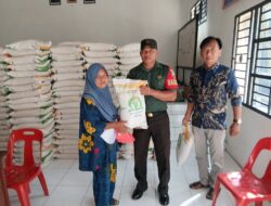 Babinsa Koramil 13/AN Dampingi Penyaluran Bantuan Beras Pangan Pemerintah Di Kantor Desa Gunung Selamat.