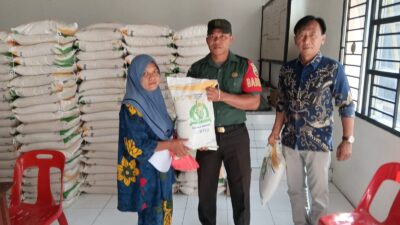 Babinsa Koramil 13/AN Dampingi Penyaluran Bantuan Beras Pangan Pemerintah Di Kantor Desa Gunung Selamat.