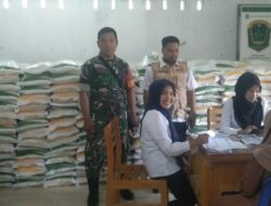 Koramil 05/BD Dampingi Penyaluran Bantuan Beras Pangan di Desa Binaan