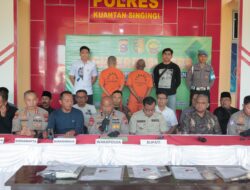Wakapolda Riau Pimpin Konferensi Pers Operasi PETI 2025 di Polres Kuansing.