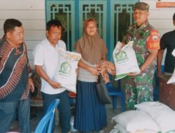 Babinsa Koramil 07/AKB Dampingi Penyaluran Bantuan Beras Pangan Pemerintah Untuk Warga Desa Pematang Kecamatan NA-IX-X