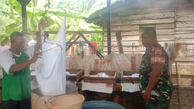 Babinsa Koramil 09/NL Kunjungi Usaha Tahu Warga Binaan di Desa Kampung Bilah