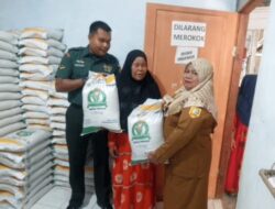 Koramil 12/LP Dampingi Pembagian Beras Bantuan Pemerintah di Kelurahan Langga Payung