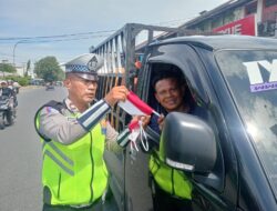 Sat Lantas Polres Pelabuhan Belawan Bagikan Bendera Merah Putih dan Himbau Tertib Lalu Lintas