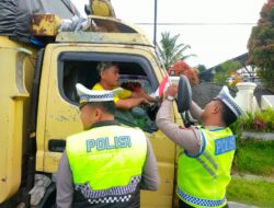 Sambut Peringatan HUT RI Ke – 80 Tahun 2025 Polres Pakpak Bharat Bagikan Bendera Kepada Masyarakat.