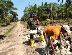 Babinsa Koramil 09/NL Tinjau dan Bantu Pengerjaan Pintu Klep Otomatis di Desa Selat Besar