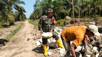 Babinsa Koramil 09/NL Tinjau dan Bantu Pengerjaan Pintu Klep Otomatis di Desa Selat Besar