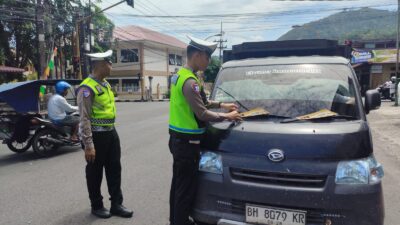 Bendera Merah Putih Dibagikan Personil Satlantas Polres Sibolga, Polantas Menyapa