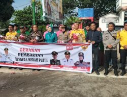 Koramil 07/AKB dan FORKOPINCA NA-IX-X melaksanakan kegiatan Pemberian bendera merahputih di depan kantor camat