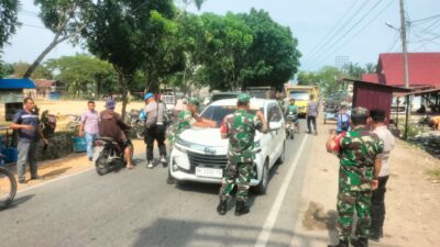 Koramil 09/NL Sinergi Bersama Polsek dan Kelurahan Bagikan Bendera Merah Putih