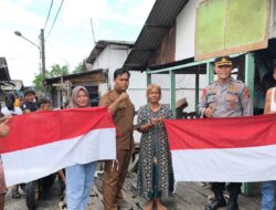 Polres Pelabuhan Belawan Bagikan Bendera Merah Putih untuk Semarakkan Bulan Kemerdekaan