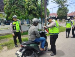 Kobarkan Semangat Kemerdekaan, Satlantas Polres Sibolga Bagikan Bendera Merah Putih