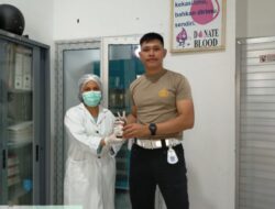 Salut!!Personil Polres PPB Bantu Warga Donorkan Darahnya
